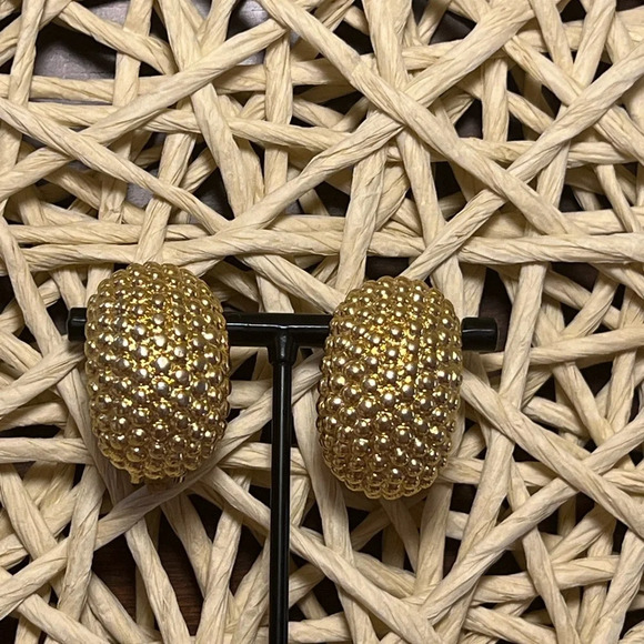ST. JOHN • GOLD PEBBLED • CLIP ON EARRINGS - Picture 1 of 4
